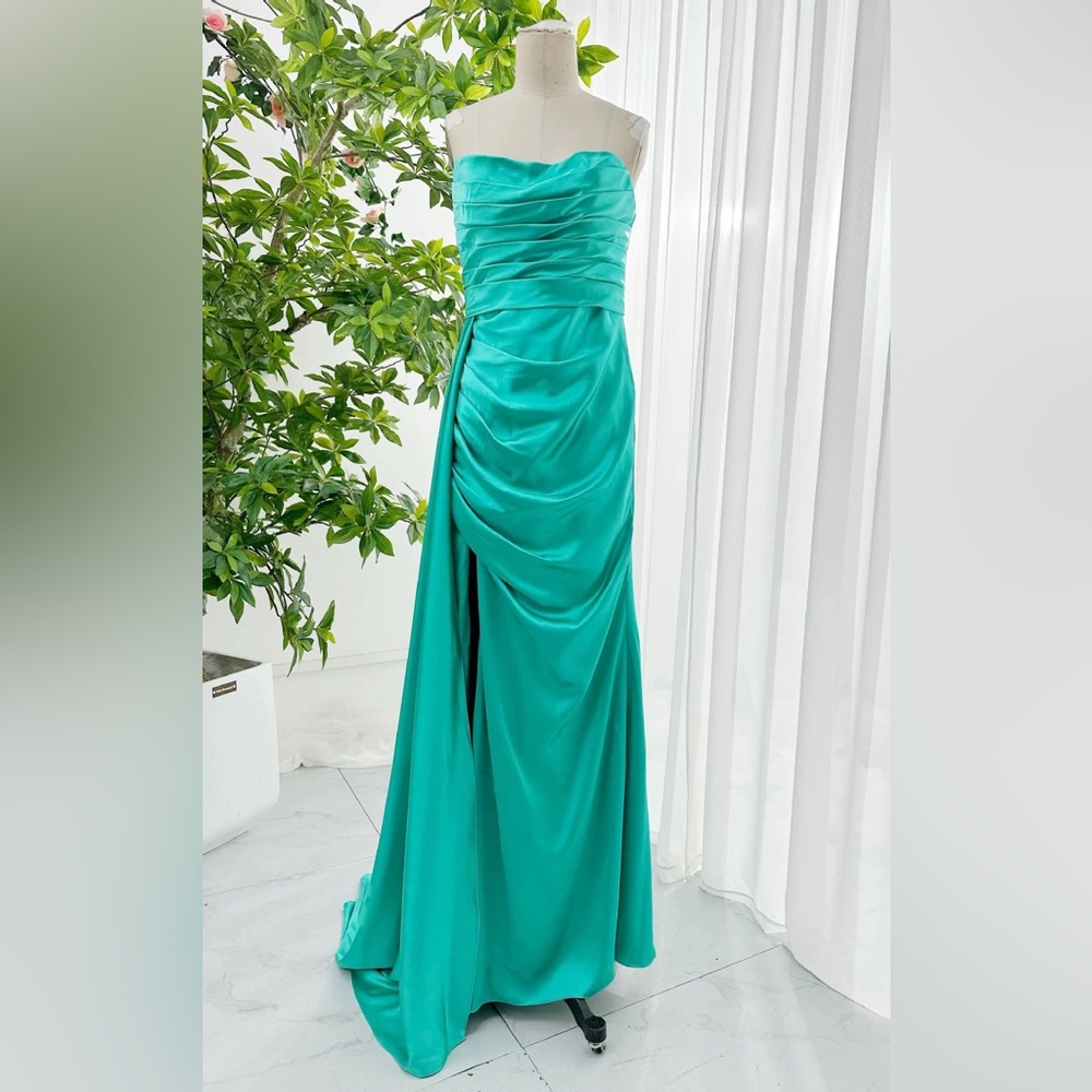 Gown size 8 (L) tube top slimming fishtail evening dress 👗